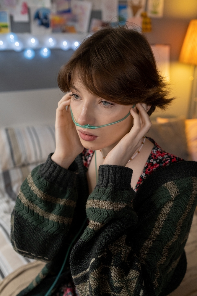 Adult patient using home oxygen equipment as part of pulmonary fibrosis care